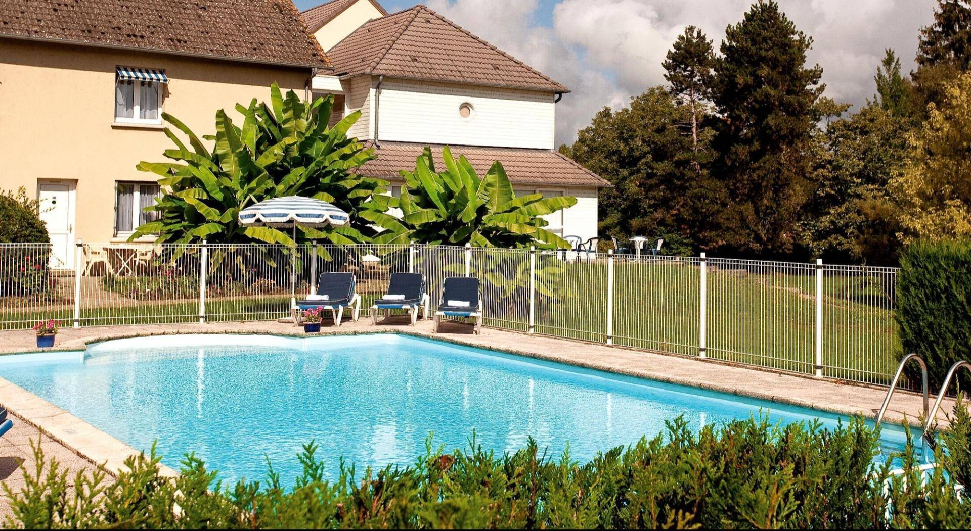 Piscine de l'Hôtel Le Pont Neuf en Allier